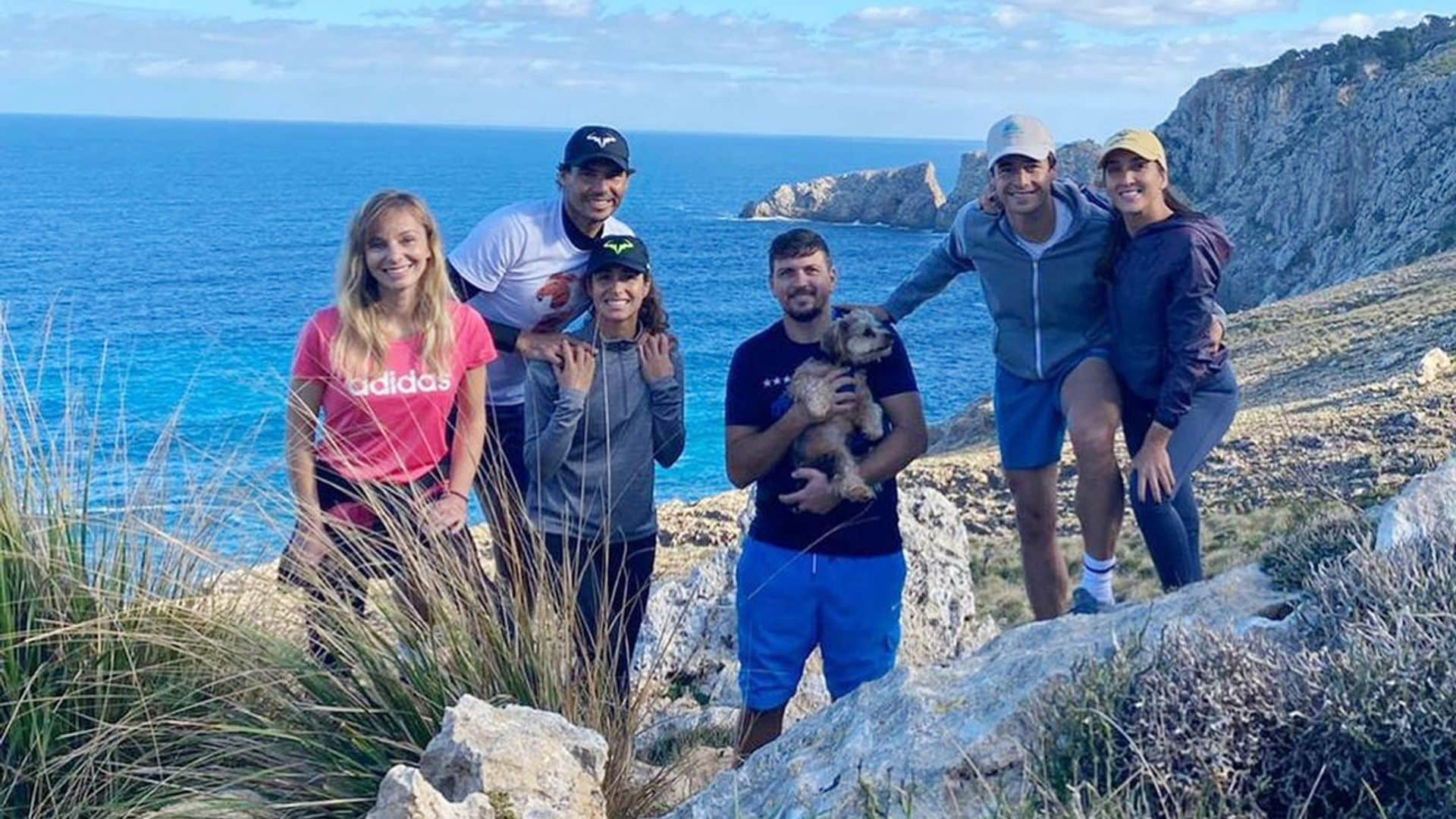 Rafa Nadal y Mery Perelló disfrutan de un día de naturaleza y amigos en un escenario idílico