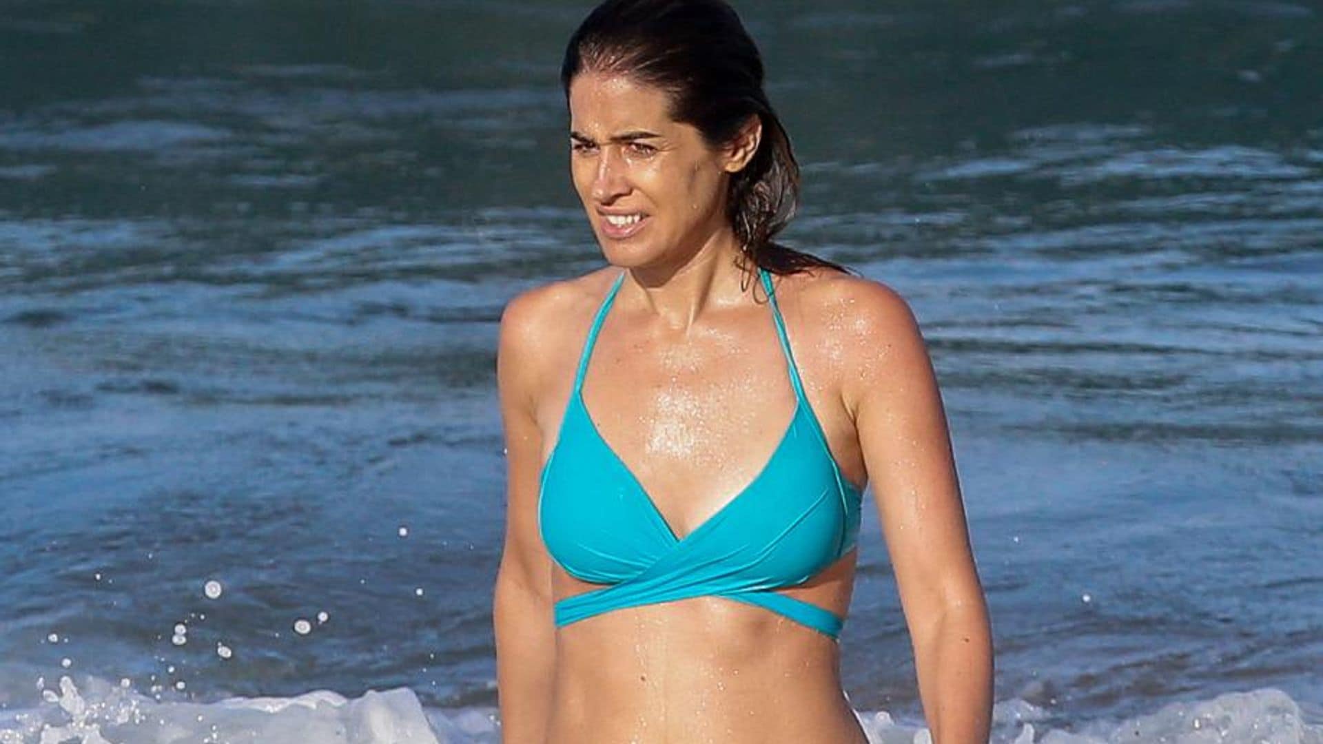 Isabel Jiménez, espectacular en bikini: las imágenes de su ‘chapuzón’ más familiar en Ibiza