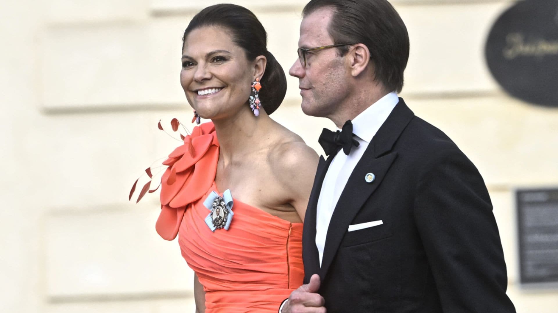 De Victoria de Suecia a Mary de Dinamarca: despliegue de elegancia en el concierto de la Ópera por el Jubileo de Oro del rey Carlos Gustavo