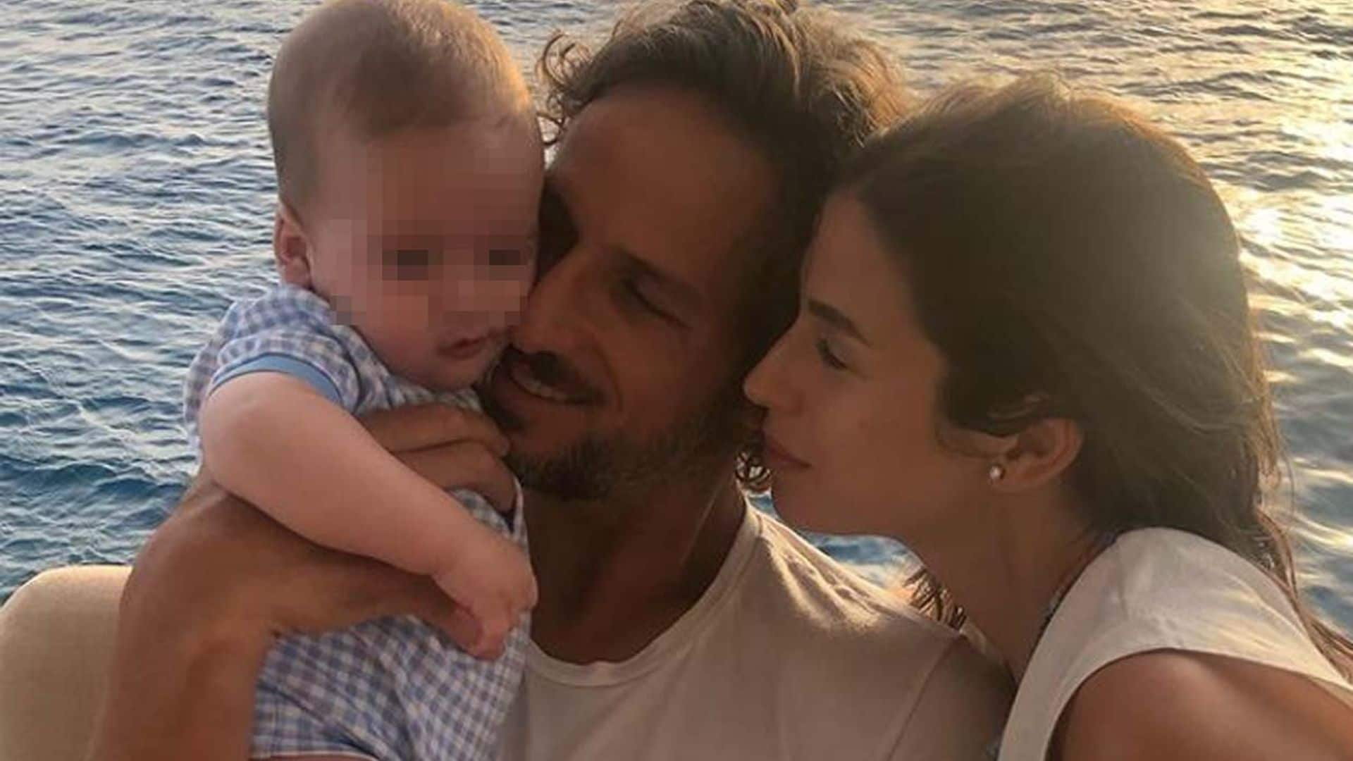 La simpática imagen del hijo de Sandra Gago y Feliciano López 'siguiendo' los pasos de su papá