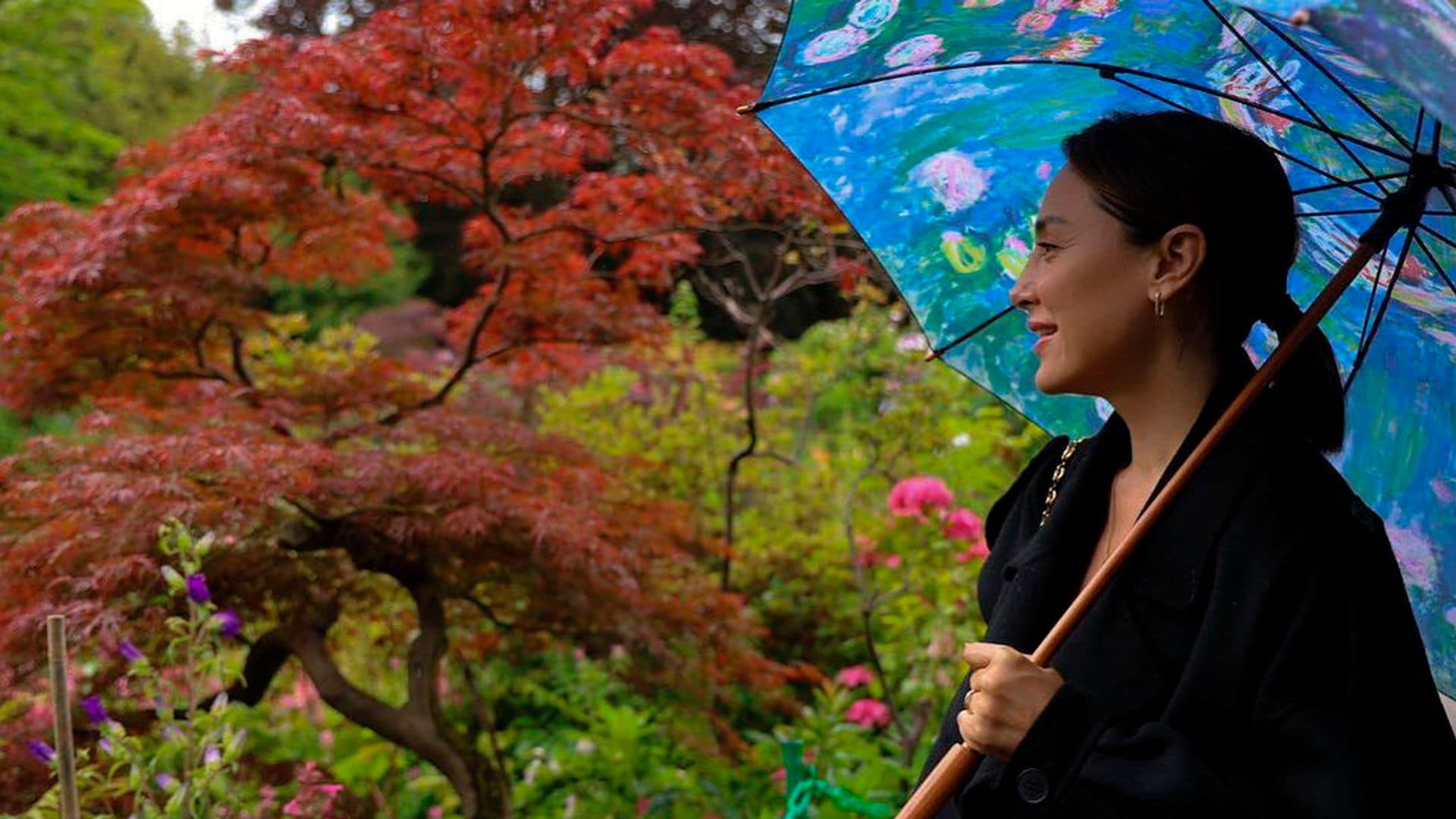 Tamara Falcó en los jardines de Giverny, pertenecientes a la casa de Claude Monet, en la Normandía francesa