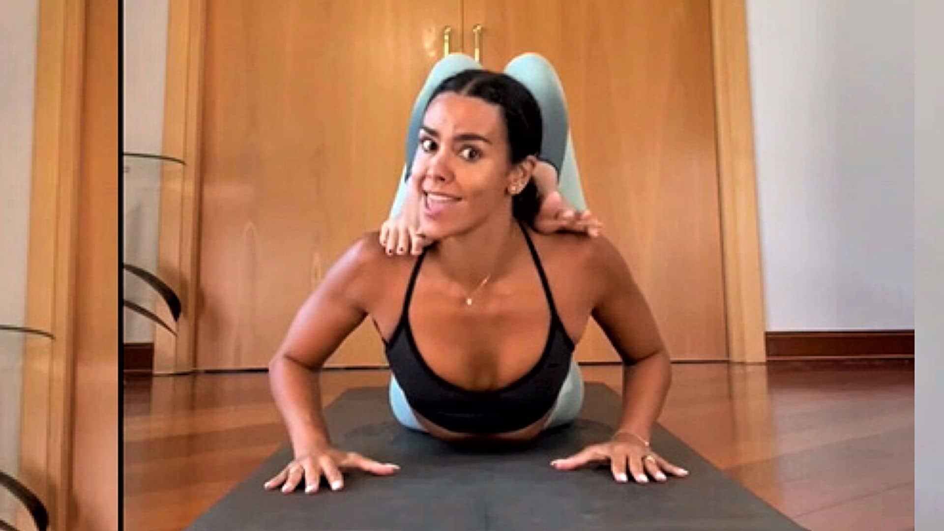 El vídeo viral de Cristina Pedroche haciendo un increíble contorsionismo que causa furor entre las 'celebrities'