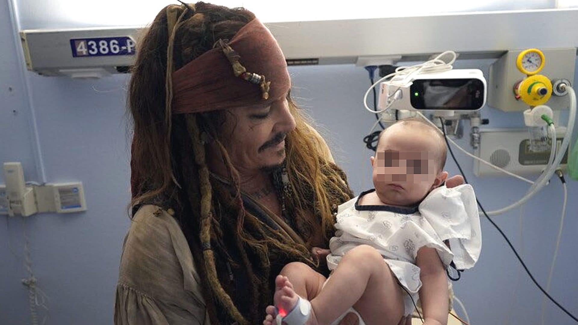 La impresionante sorpresa de Johnny Depp a los niños del Hospital Donostia vestido de Jack Sparrow