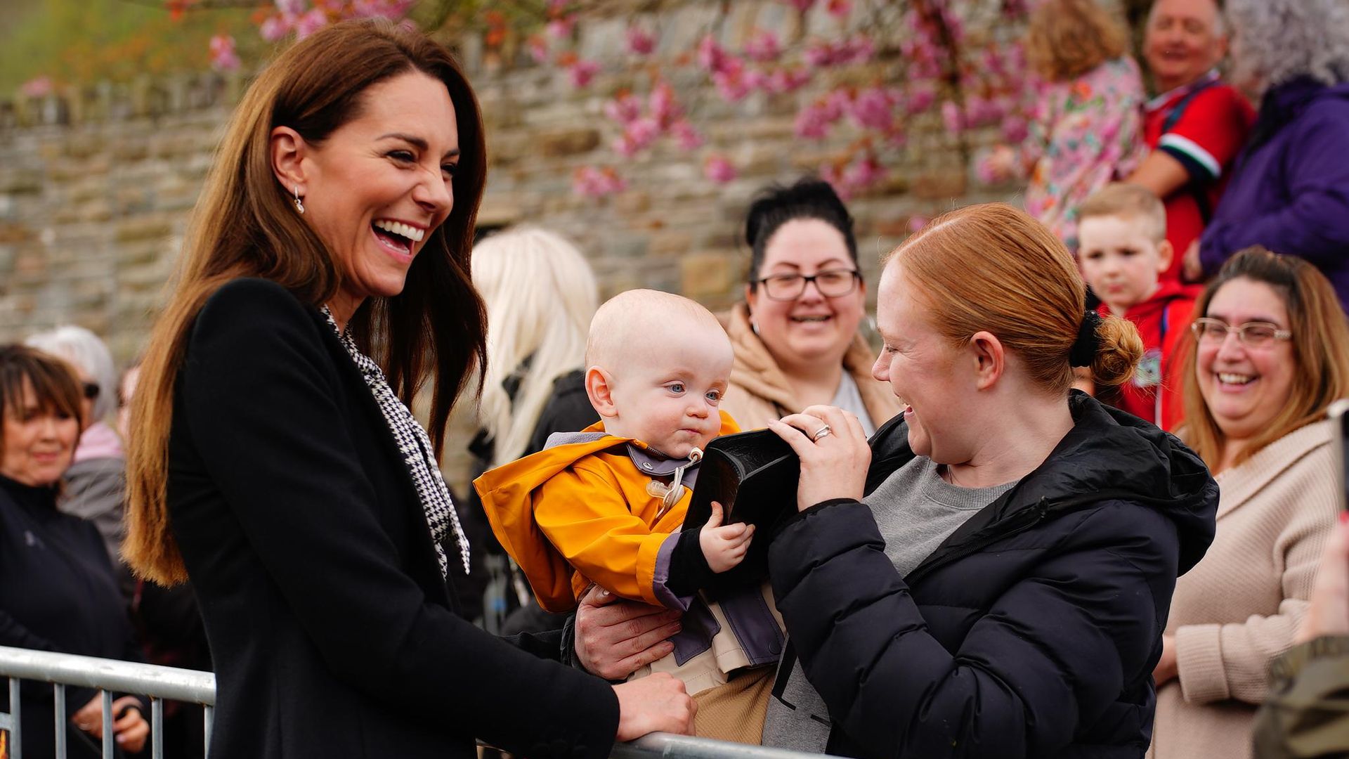 La princesa Kate tiene la mejor reacción ante un bebé que se aferró a su bolso