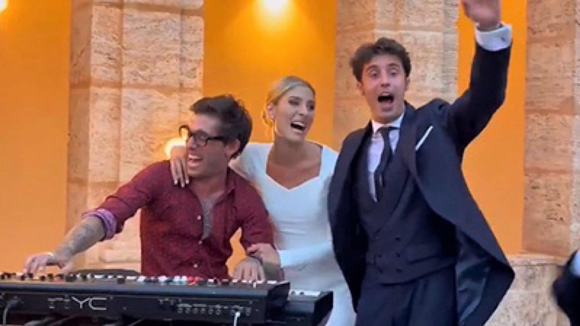 ¡Cantando con Víctor Elías el tema de 'Los Serrano'! La divertidísima celebración de la boda de Teresa Andrés