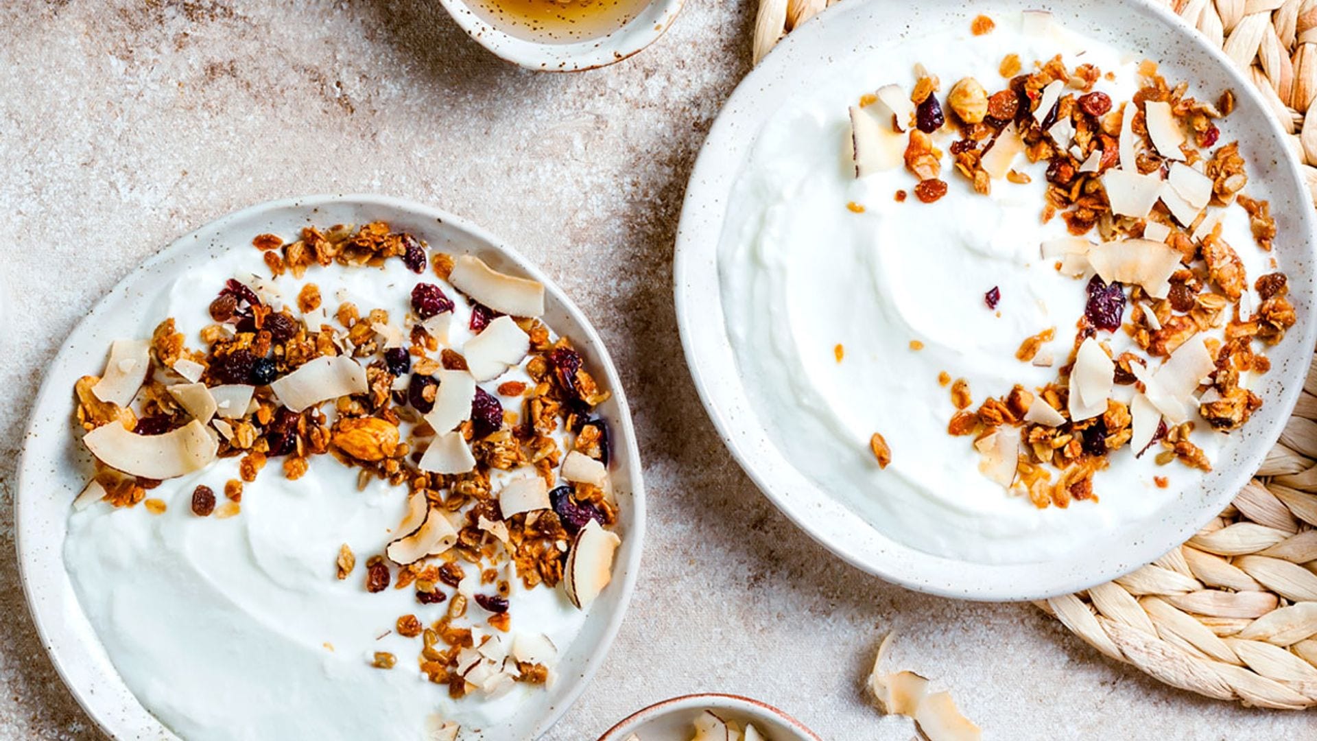 'Bowl' de yogur con granola y 'chips' de coco