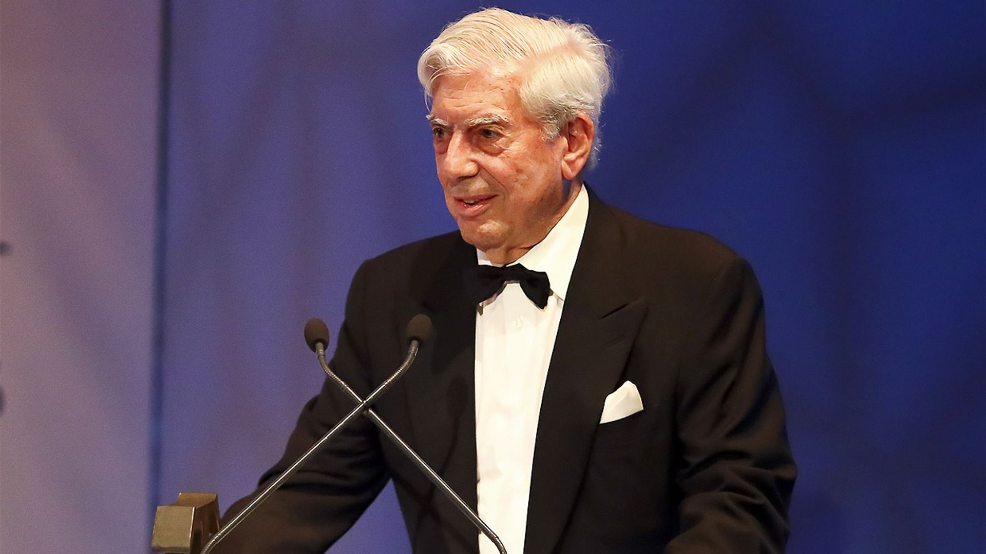 Mario Vargas Llosa ingresado por Covid-19 desde el sábado