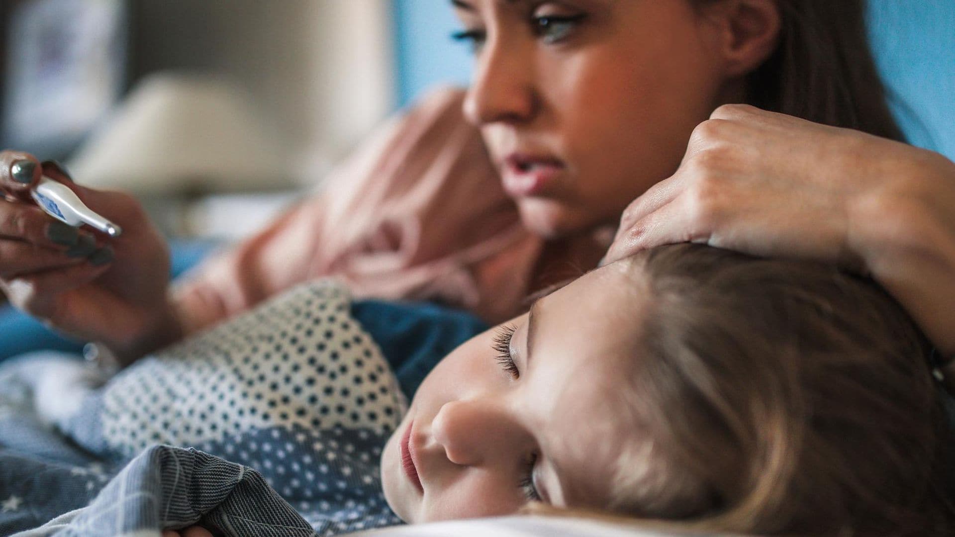 ni a enferma en la cama con su madre contraindicaciones de las aspirinas en ni os 