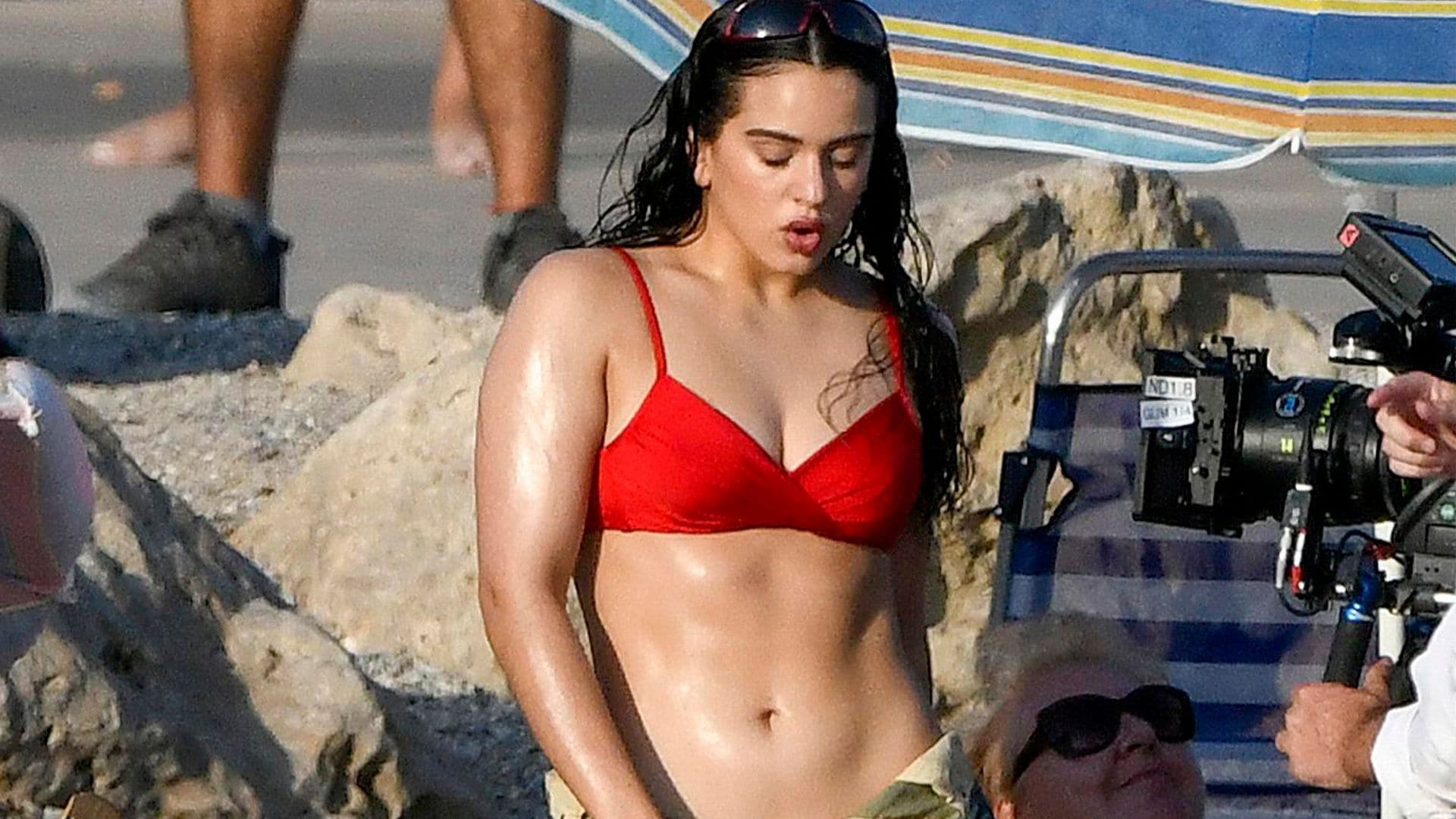 Rosalía presume cuerpazo en bikini rojo y diminutos shorts