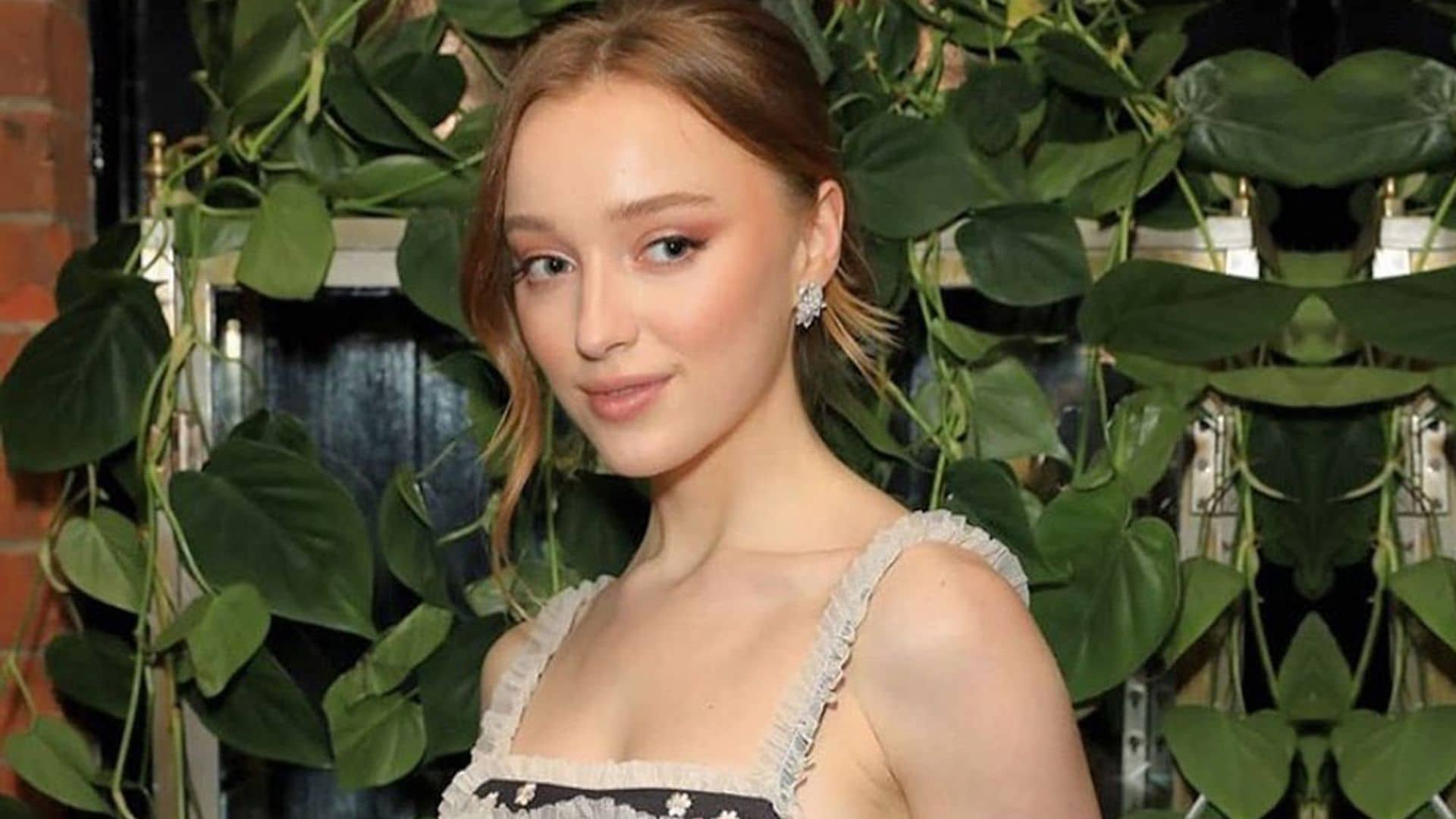 ¡Phoebe Dynevor también compra en las rebajas de Mango!