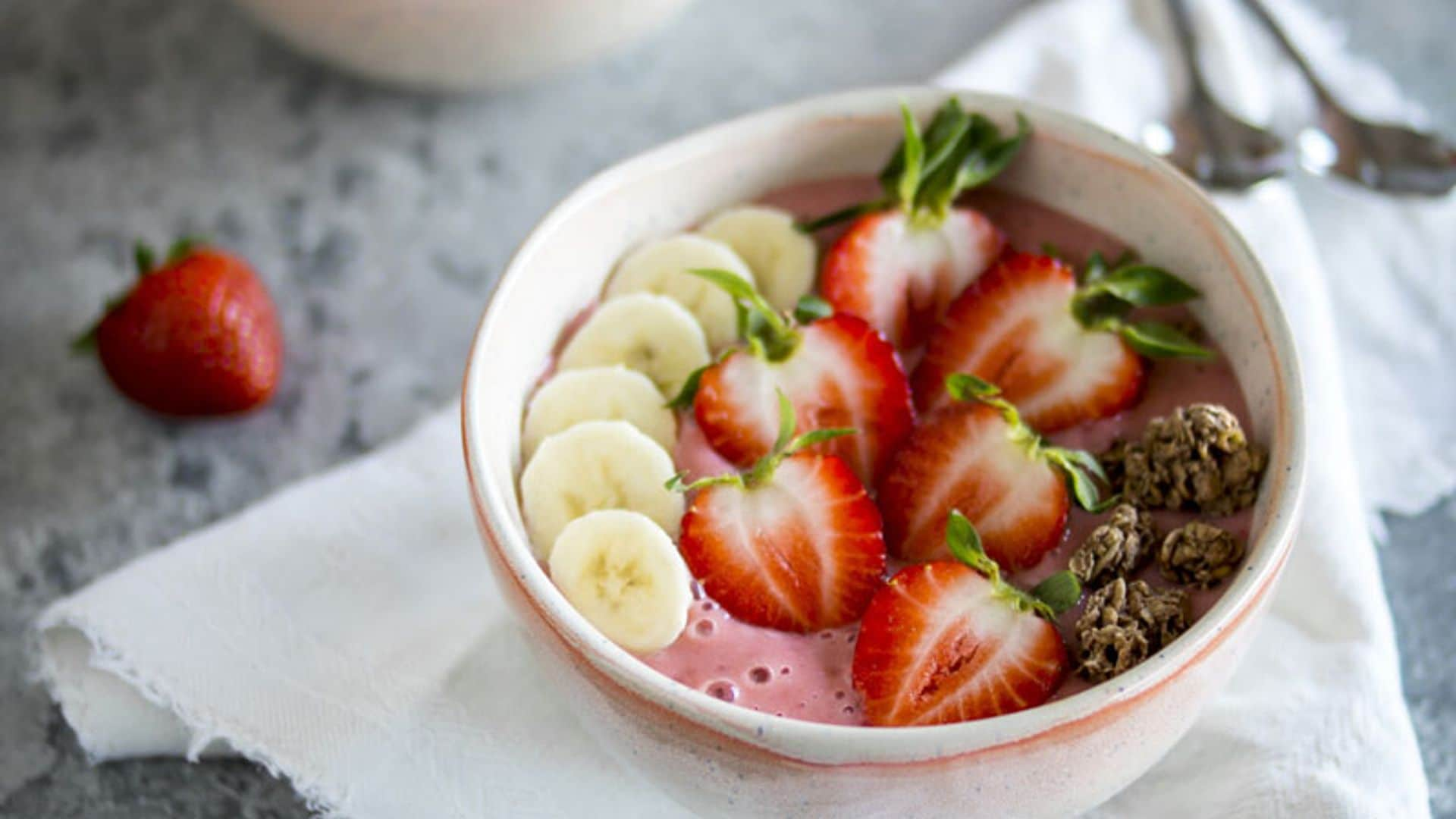 'Smoothie bowl' de fresas, plátano y granola