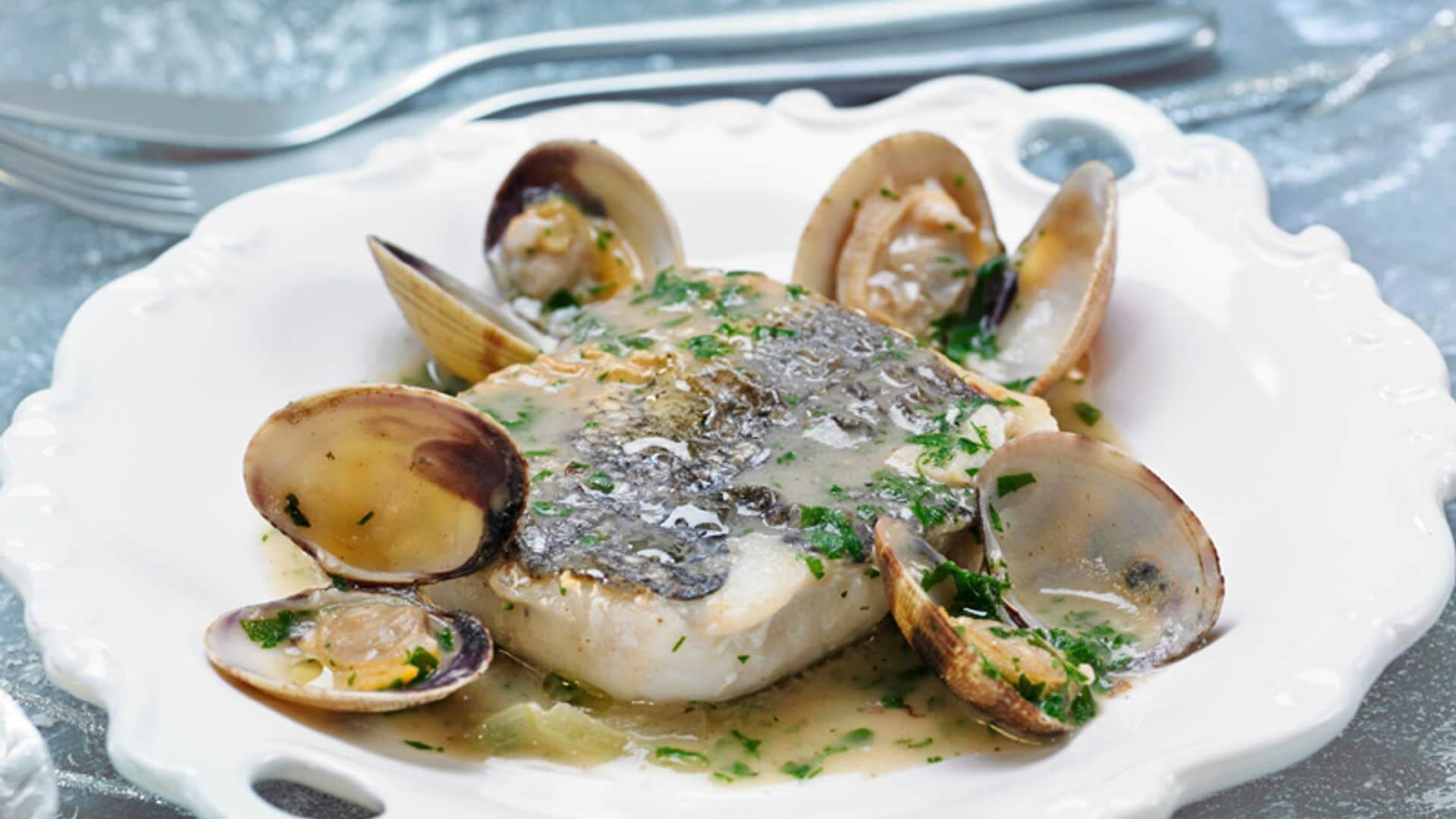 Bacalao fresco con almejas