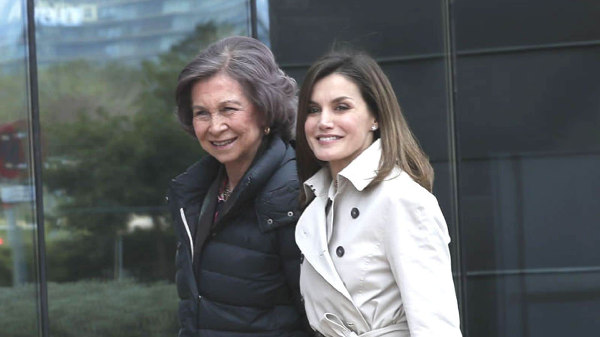 El vídeo con los significativos gestos de doña Letizia a doña Sofía a su llegada al hospital