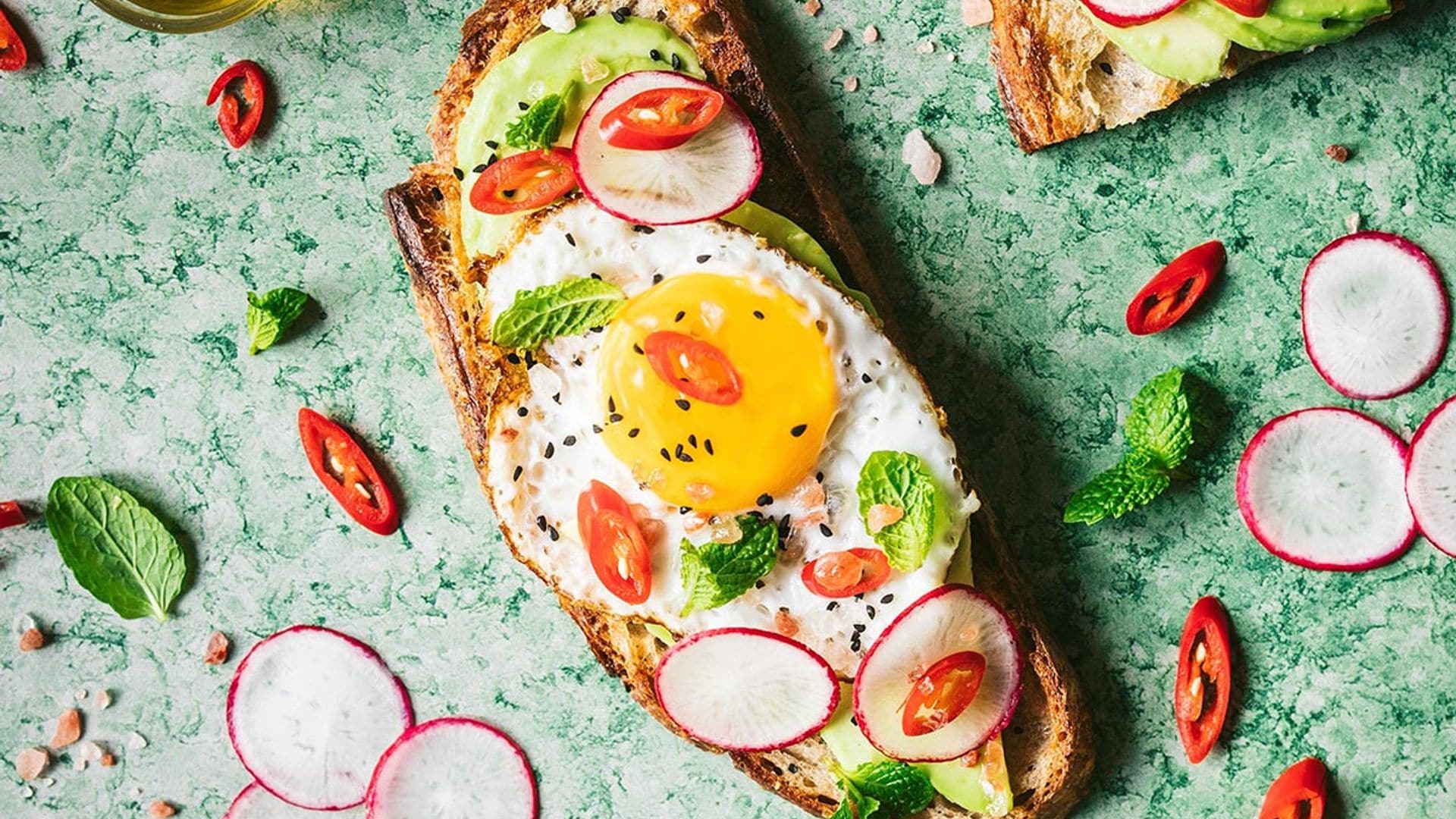 Tosta con aguacate, huevo, rábano y chile