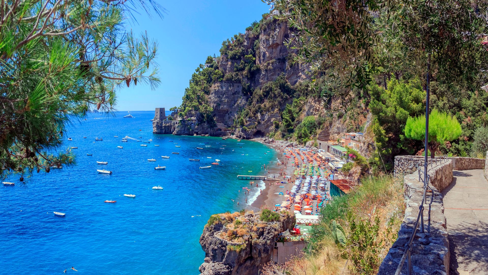 Playa del Fornillo, una de las principales de Positano, un bonito pueblo de la Costa Amalfitana