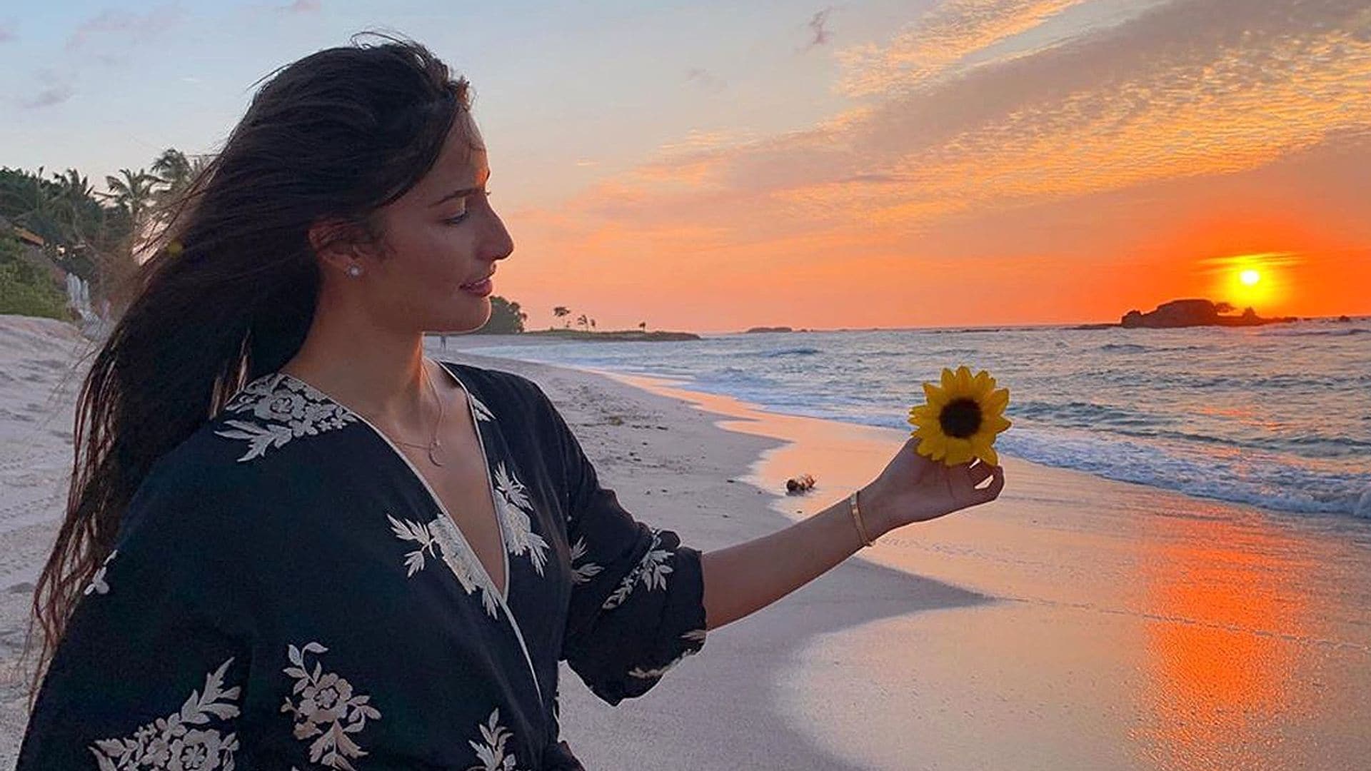 Rachel Valdés muestra el romántico paseo con Alejandro Sanz en la playa con homenaje al cantante incluido