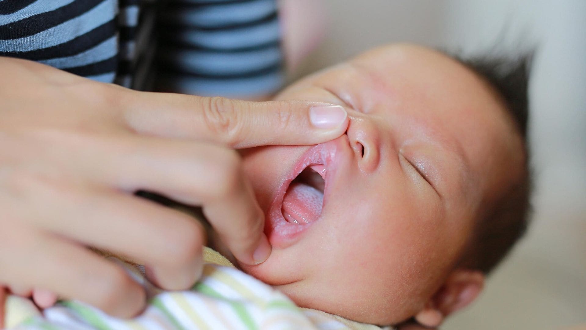 ¿Por qué se forman los callos o ampollas de succión en el bebé lactante?