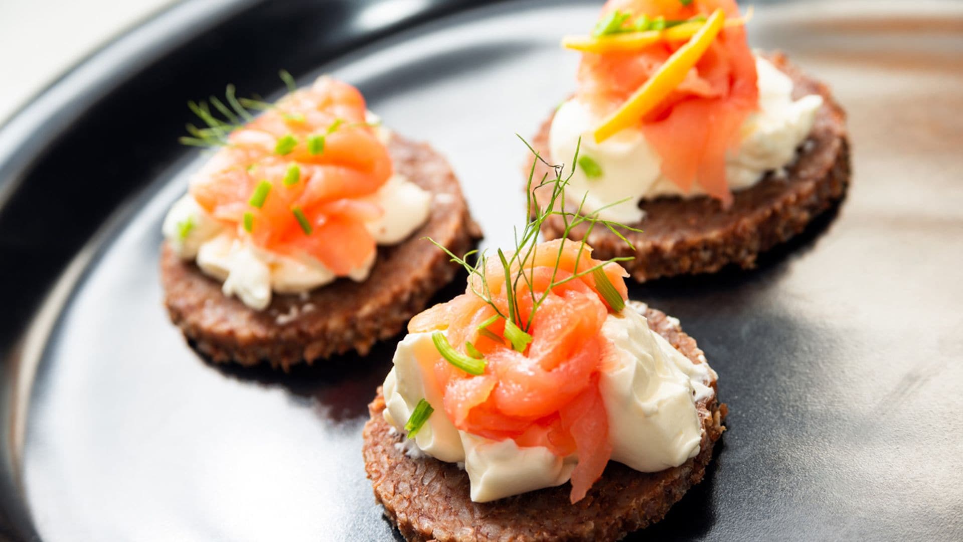 Canapés de salmón, queso crema y pan de centeno