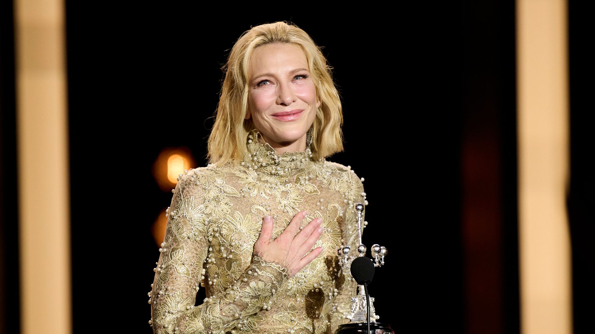 La emoción de Cate Blanchett al recoger su premio en San Sebastián, con mensaje sorpresa de George Clooney