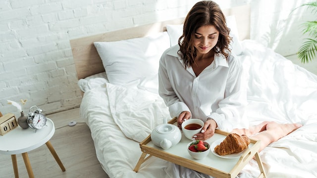 mujer desayuno