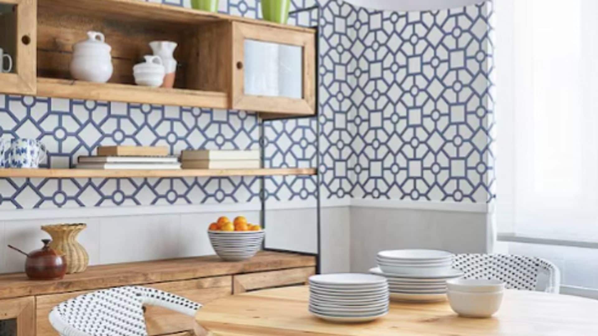 Decorar las paredes de la cocina con papel pintado es tendencia