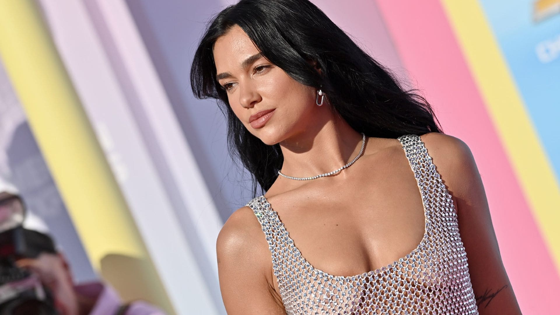 El vestido transparente de Dua Lipa y otros looks virales en el estreno de 'Barbie'