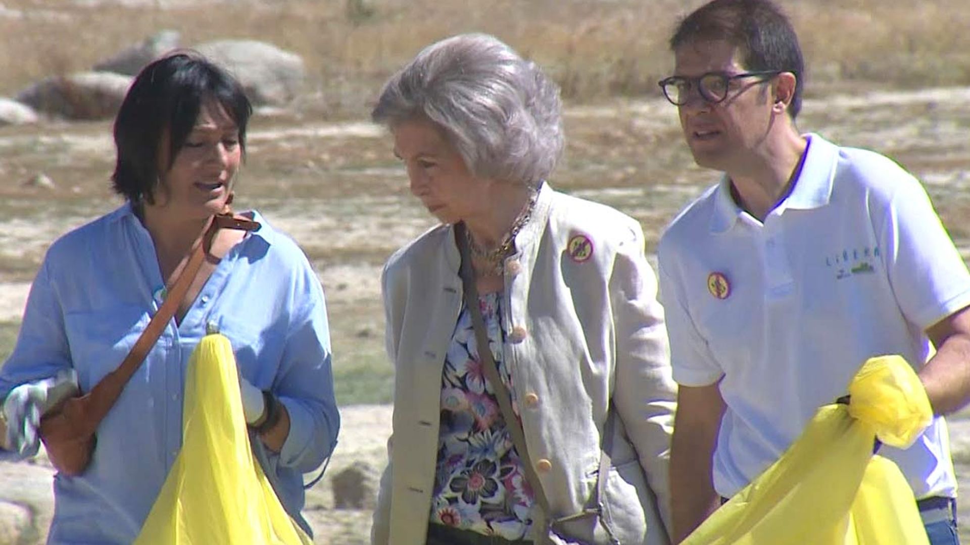 La reina Sofía ayuda a recoger basura en un embalse madrileño