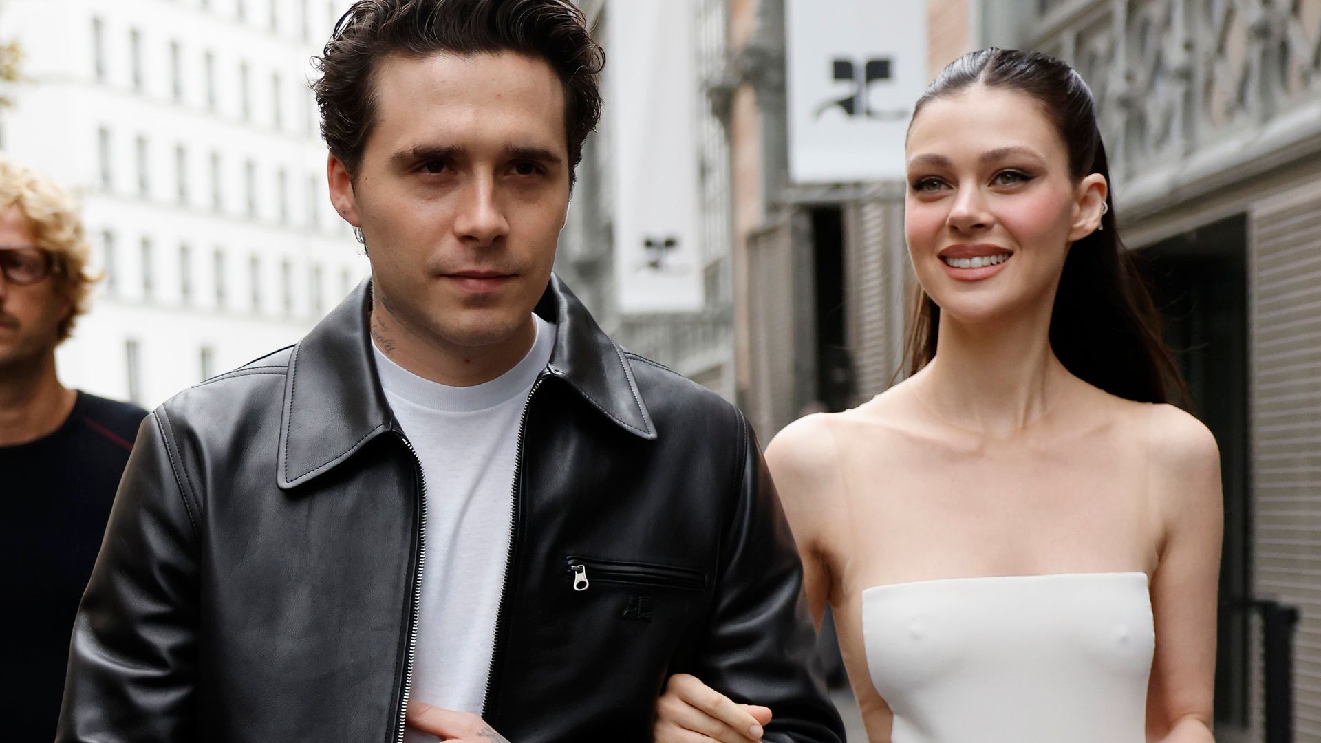 Brooklyn Beckham y Nicola Peltz coordinan su 'look' para asistir al desfile de Courrèges