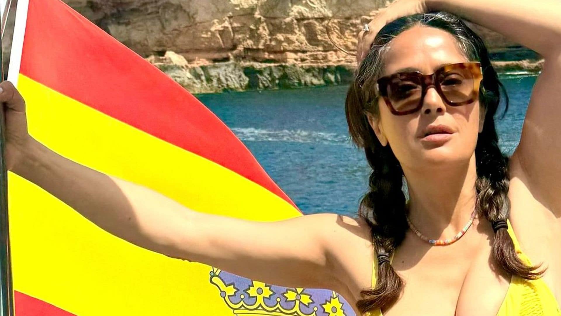 El superposado veraniego 'made in Spain' de Salma Hayek en Ibiza