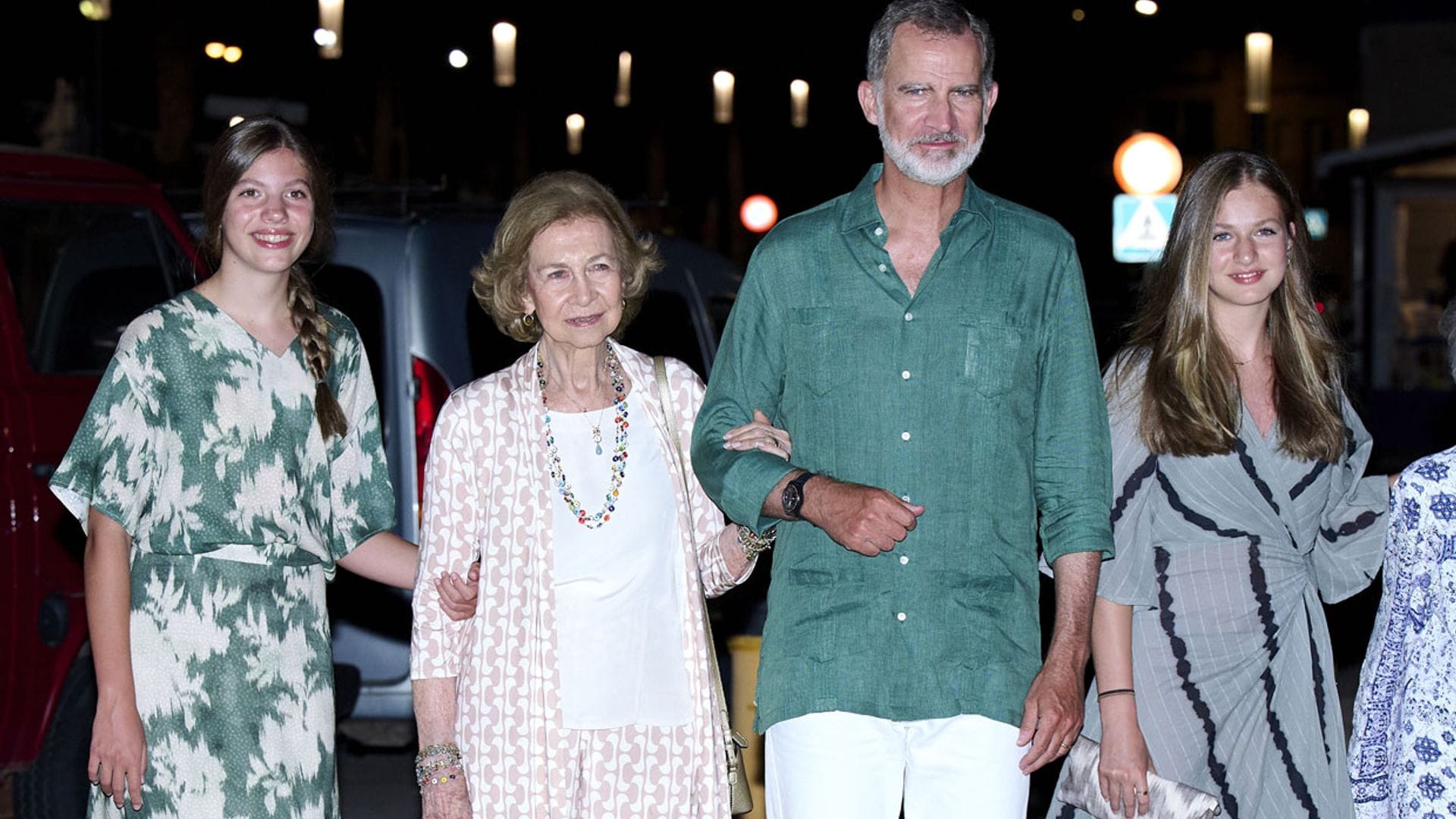 Un conjunto de rebajas y un vestido artesanal: Sofía y Leonor afianzan sus estilos con moda española