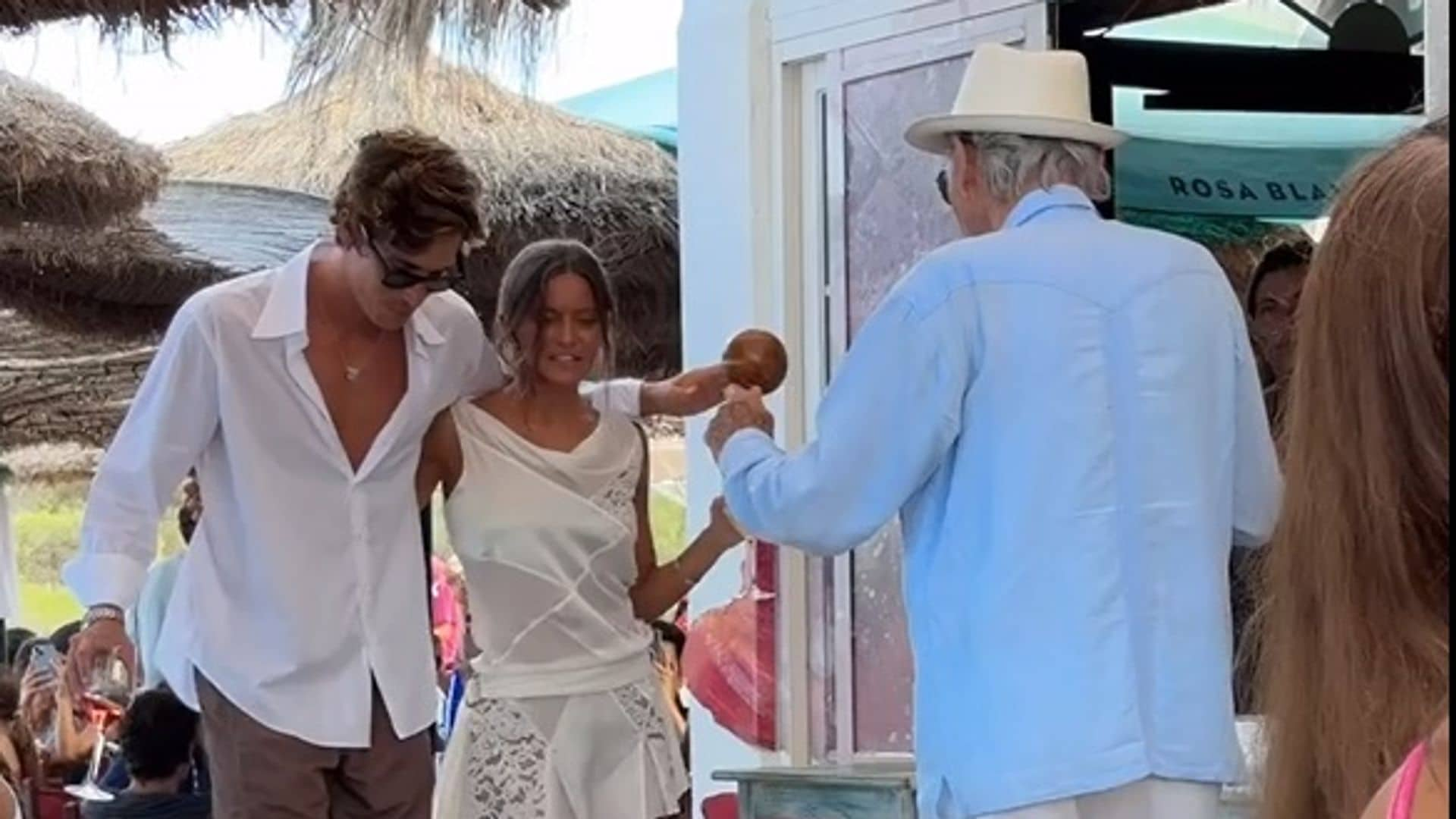 Nacho Aragón y Bea Gimeno celebran su preboda junto al mar y con bailes caribeños