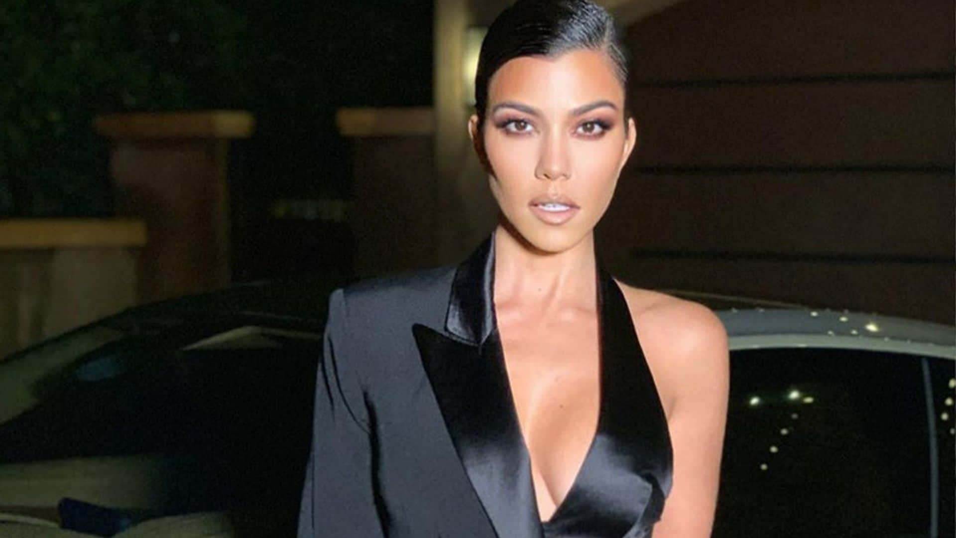 ¡Kourtney 007! No hay escote imposible para las Kardashian