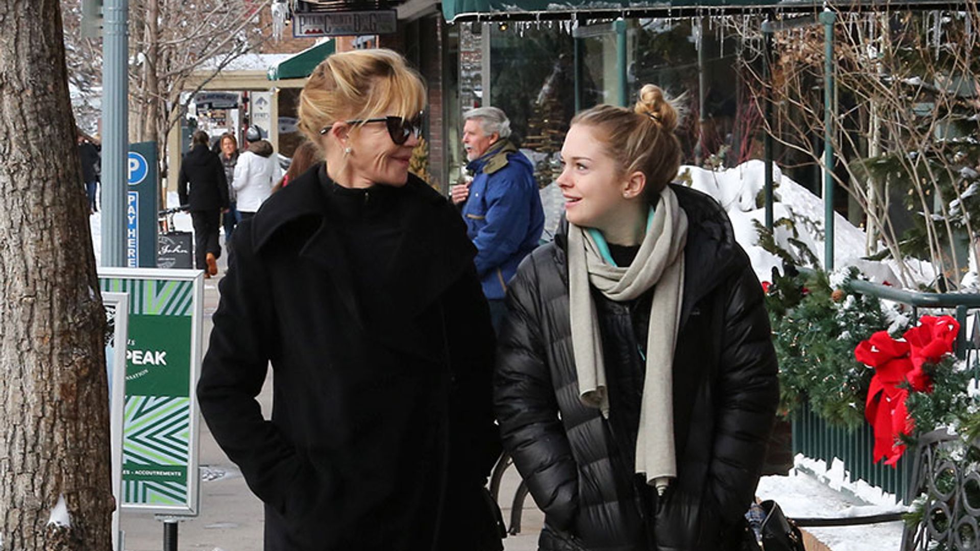 ¡Como en los viejos tiempos! Melanie Griffith y Stella del Carmen juntas en Aspen por Navidad