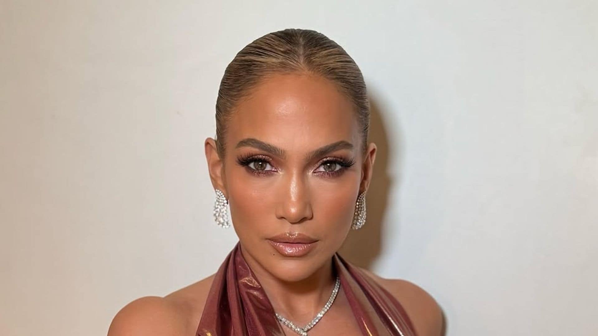 Jennifer Lopez impacta con un vestido de escote infinito y abrigo de pelo en la pregala de los Grammy