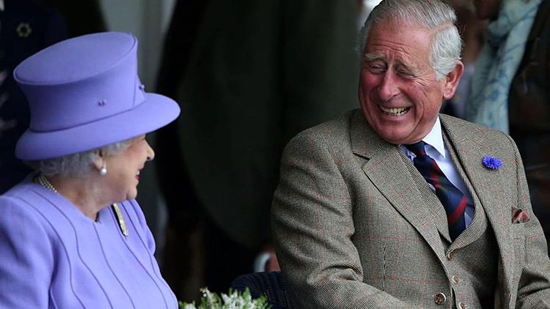 La nostálgica (y tierna) fotografía con la que Isabel II felicita el cumpleaños a Carlos de Inglaterra