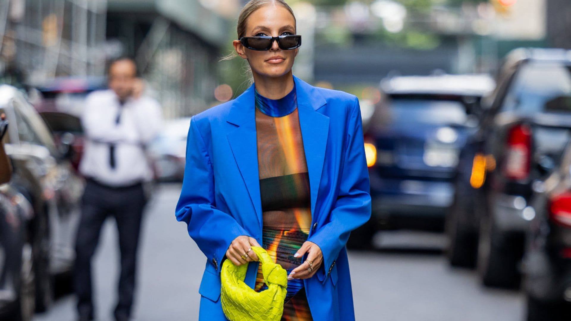 Todo lo que necesitas para vestir de azul cobalto, el color más favorecedor de la primavera