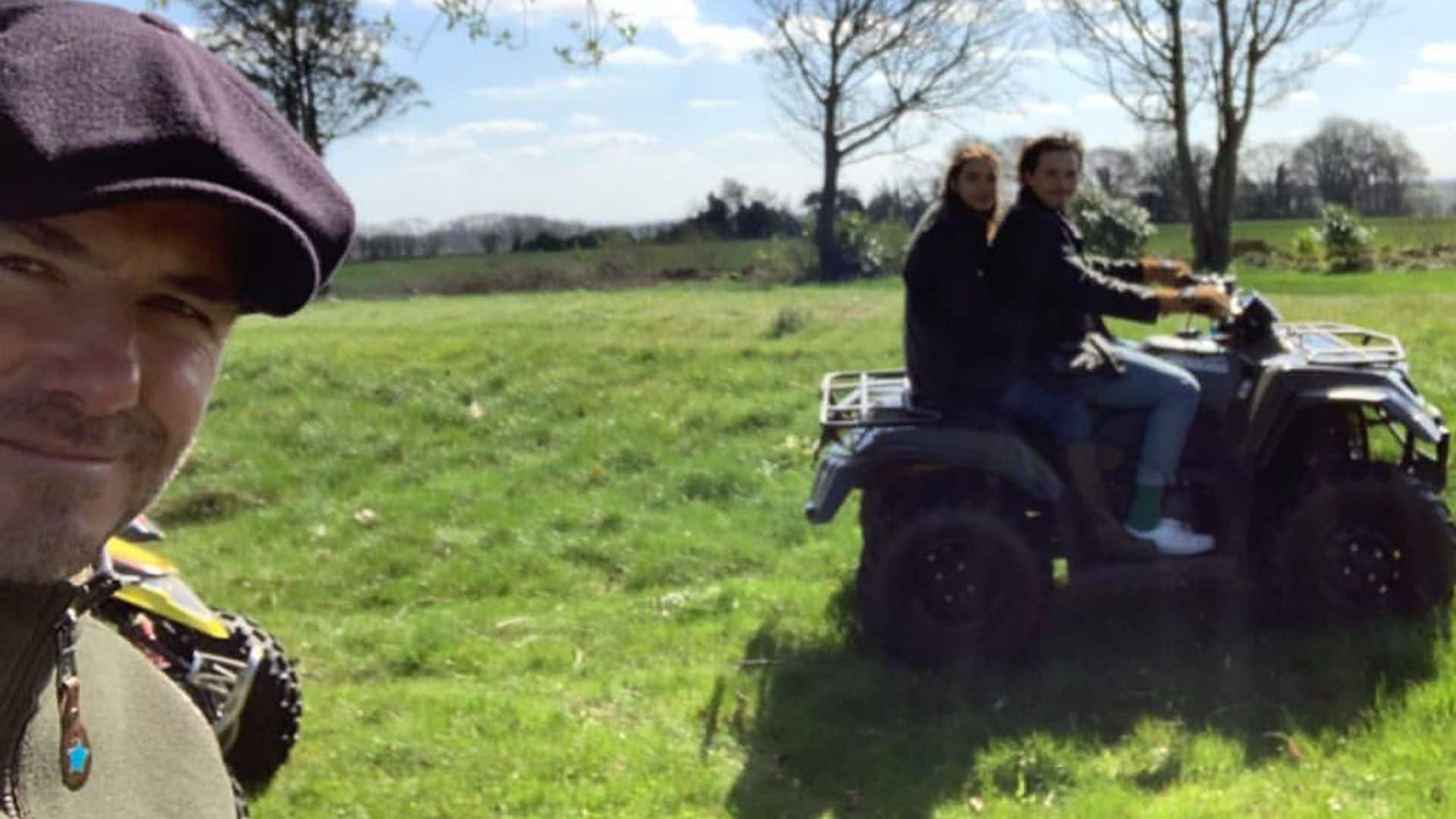 David Beckham y su perra, de "paquete" en un 'quad' con Harper al volante