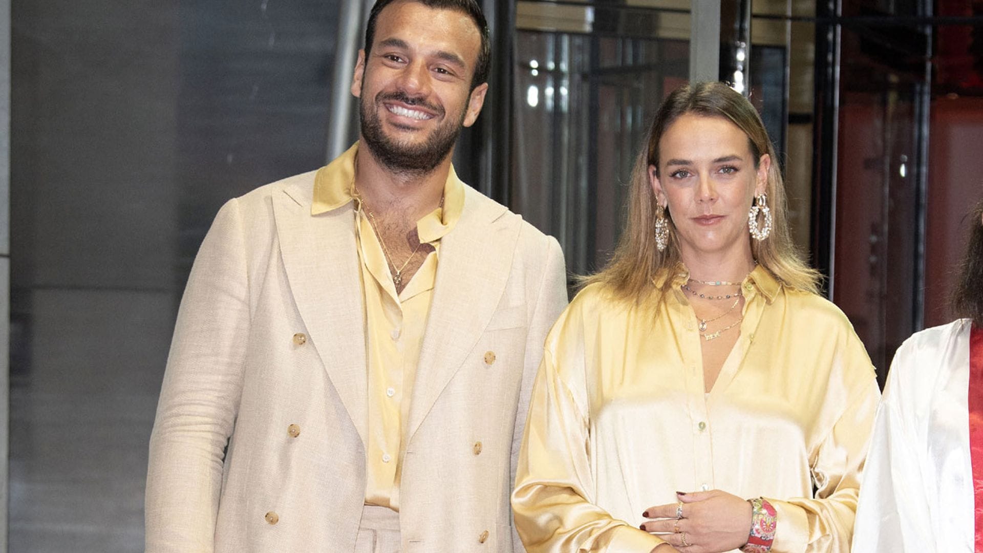 Pauline Ducruet sorprende con un vestido camisero dorado que ha dado la vuelta al mundo