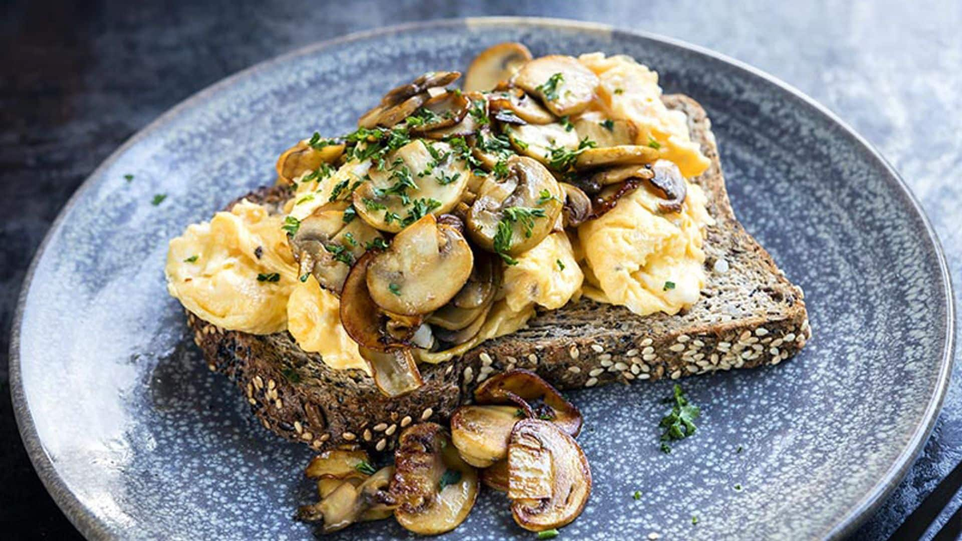 Tosta de huevo y setas caramelizadas