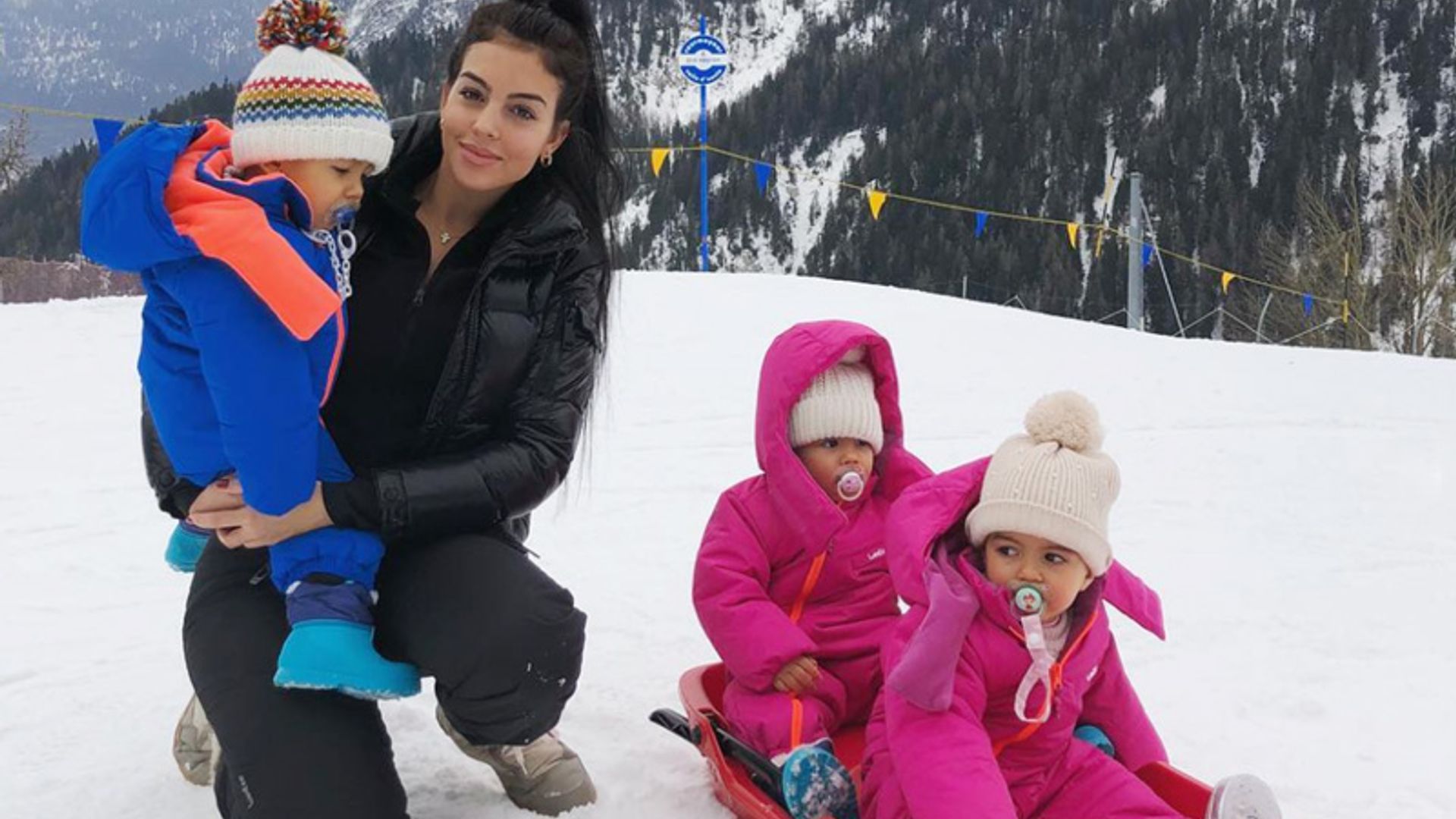 La divertida escapada a la nieve de Georgina Rodríguez con sus 'peques'