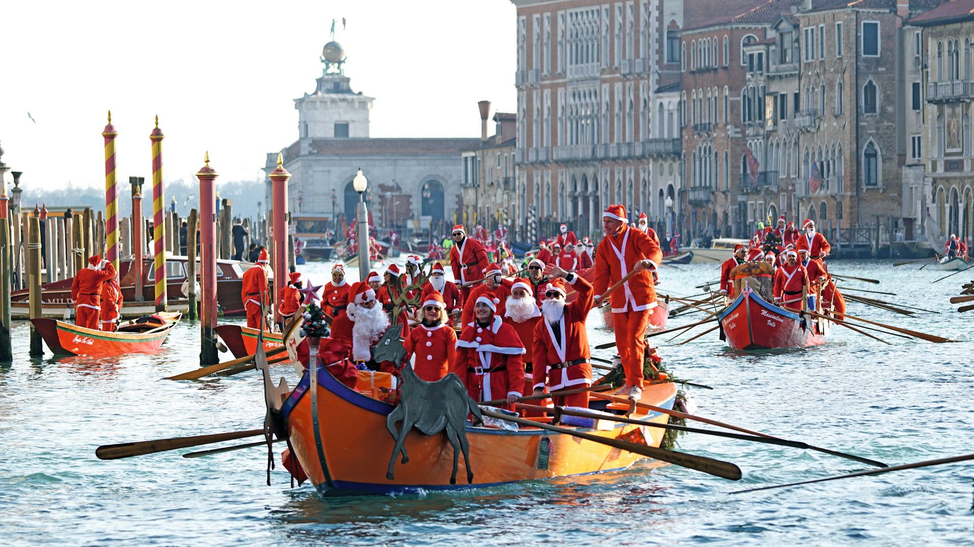 De Mónaco a Madrid, pasando por Gales hasta Venecia... todos los lugares en los que triunfa el disfraz de Santa Claus