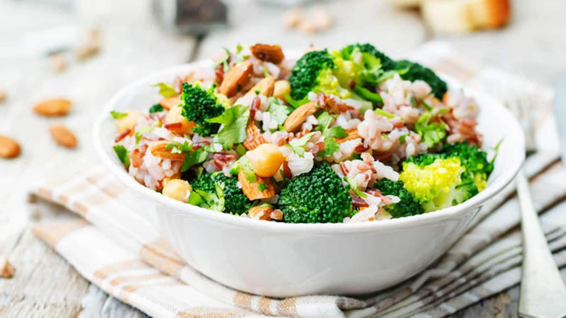 Ensalada de arroz, brócoli, cilantro y almendras