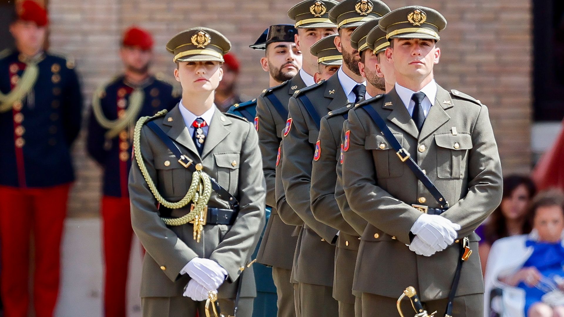 La princesa de Asturias, en la entrega de su despacho de alférez cadete, luce por primera vez gorra de plato