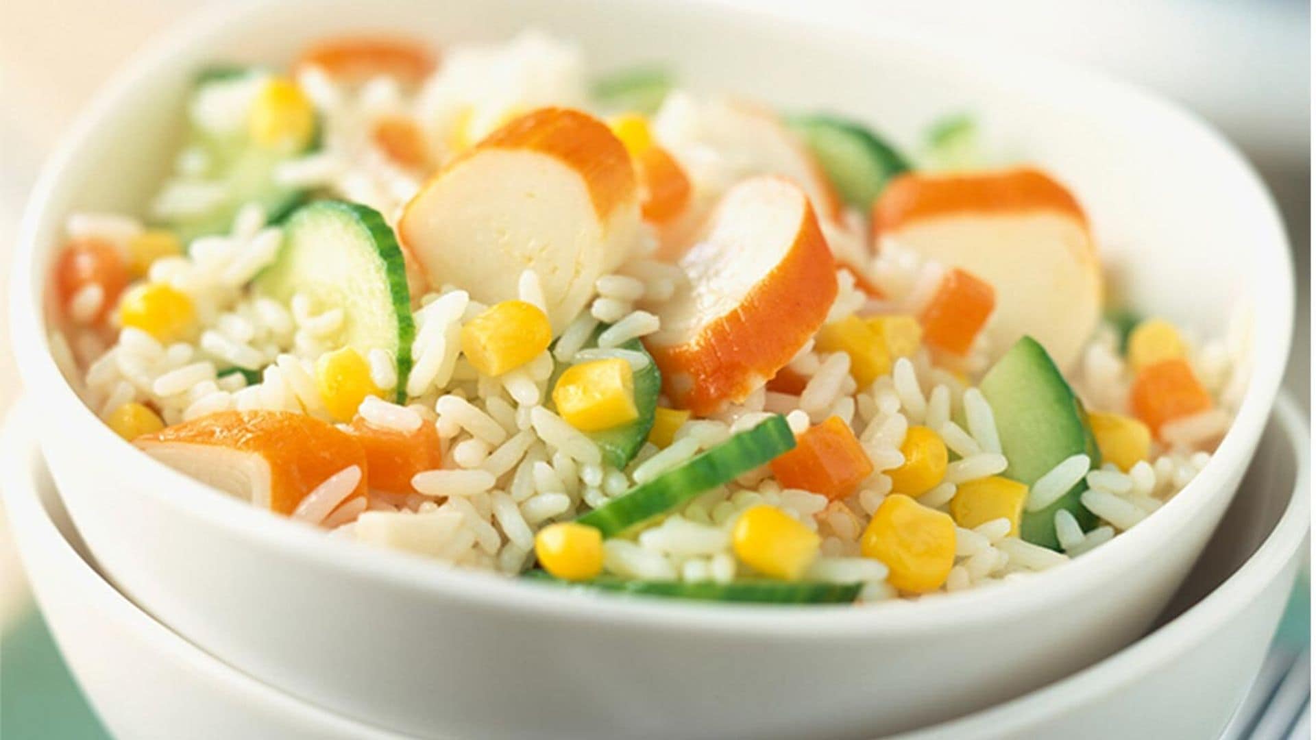 Ensalada de arroz, maíz y palitos de cangrejo