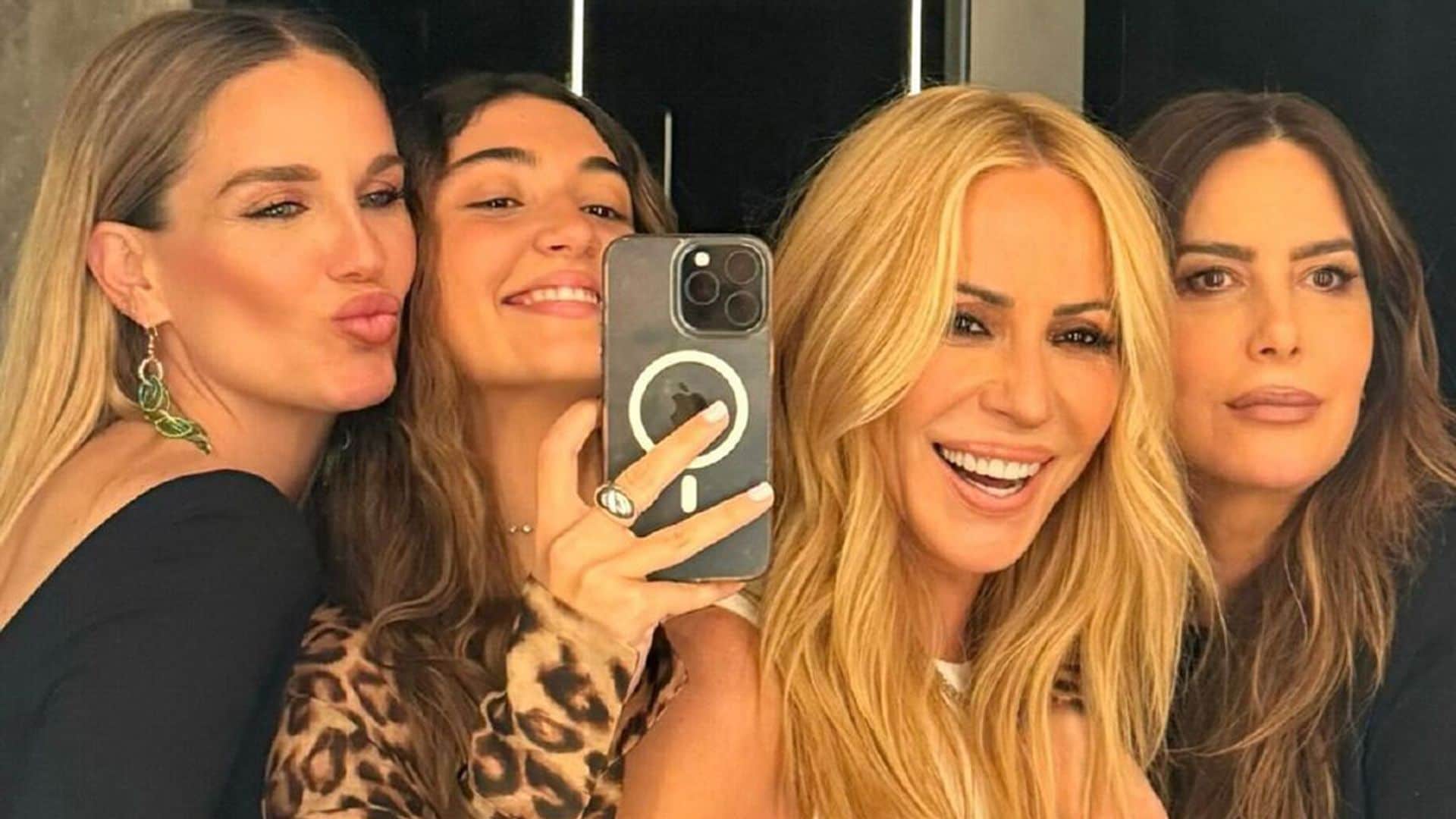 Marta Sánchez celebra su cumpleaños en una cena 'insuperable' junto a su novio, su hija y amigas