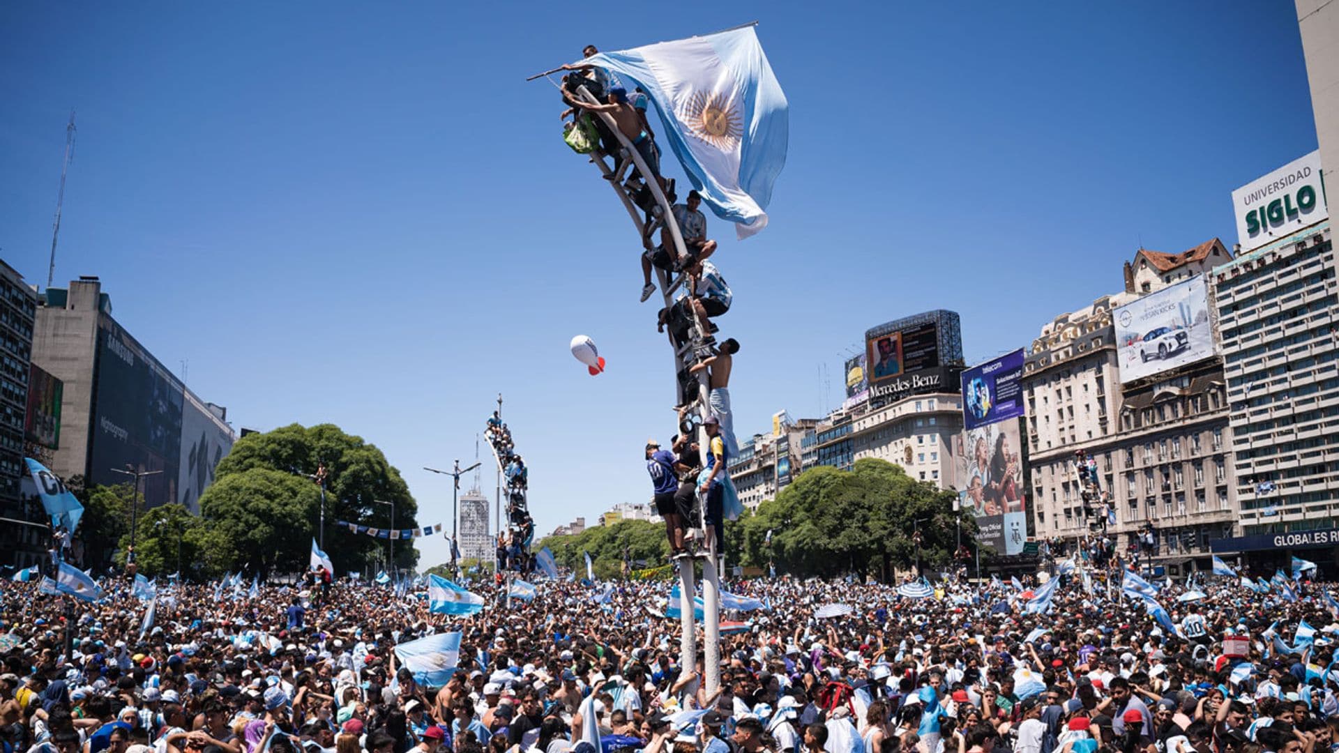 Saltar desde un puente o trepar hasta lo alto del Obelisco: los argentinos se desatan para recibir a su Selección