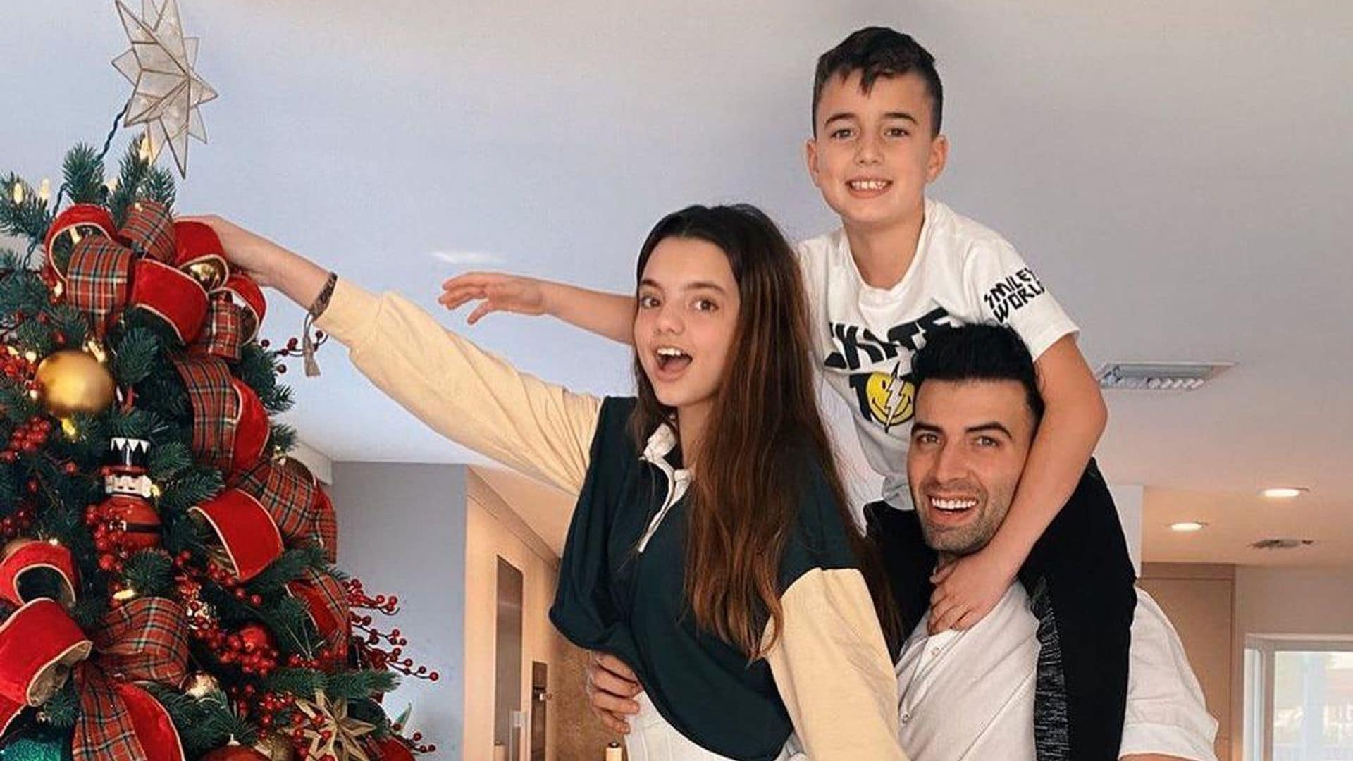 Jencarlos Canela cumple tradición navideña con los hijos de Gaby Espino