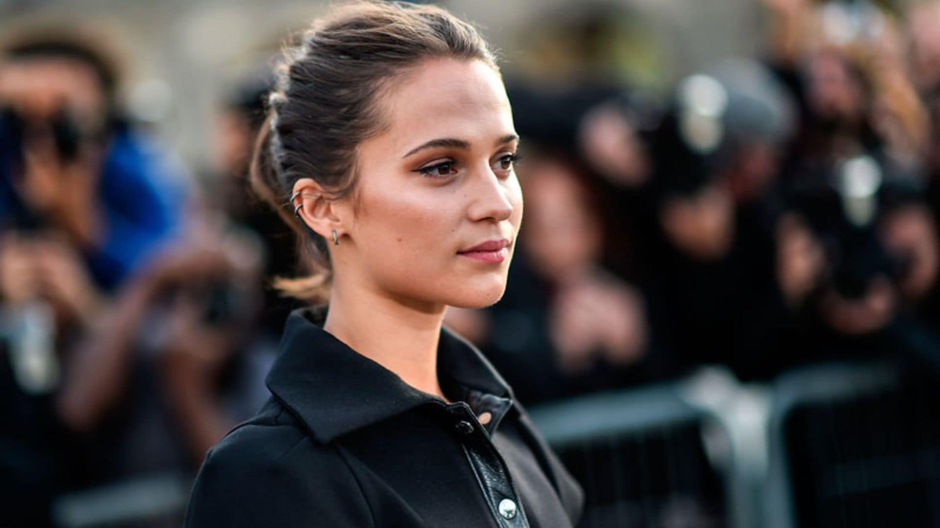 Alicia Vikander combina su 'total black' con un exclusivo (y carísimo) bolso de edición limitada