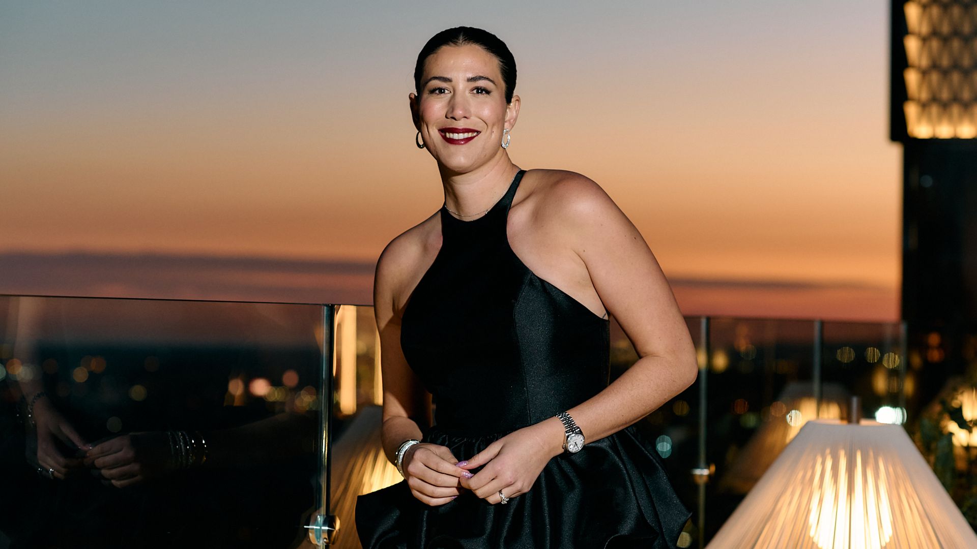 Garbiñe Muguruza brilla en su gran noche con un vestido de dama de honor en color negro y español