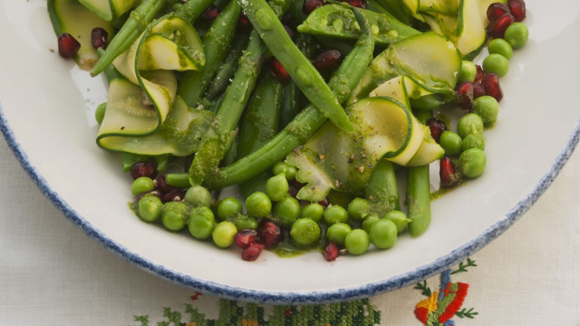 Verduras variadas con granada y salsa pesto con menta